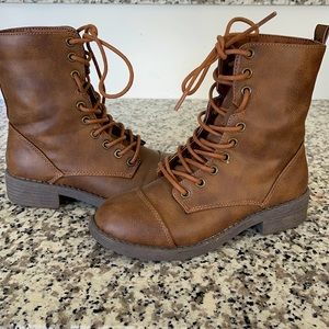 Brown combat boots 🥾